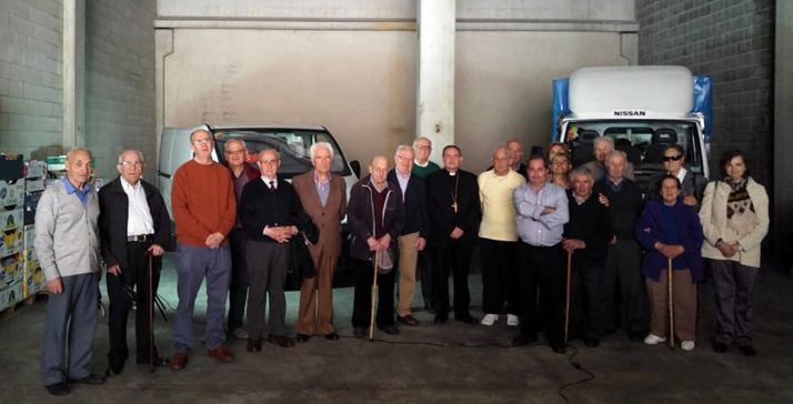 Los voluntarios con el obispo en el almacén. /DOS