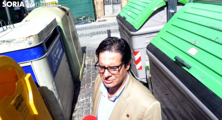 Martín, entre los contenedores de la palza del Portillo. /SN