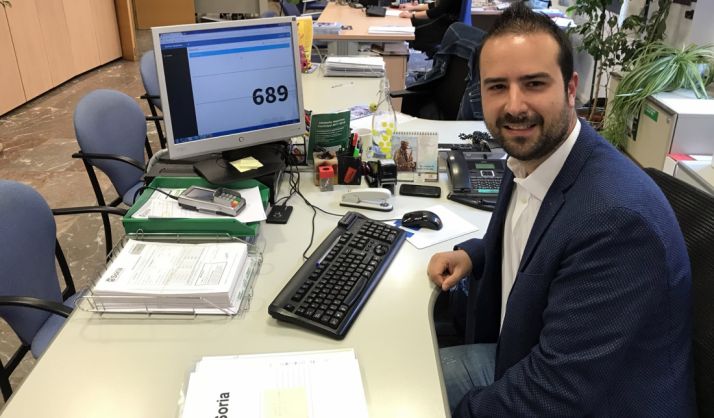 Ángel Hernández, tras el sorteo con el número en pantalla. /Ayto.