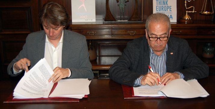 Carlos Martínez y Modesto Fernández en la rúbrica del acuerdo. /Ayto.