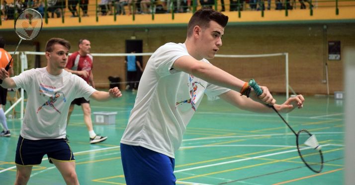 El arcobrigense Víctor Zarza, líder en el Torneo Popular de Bádminton