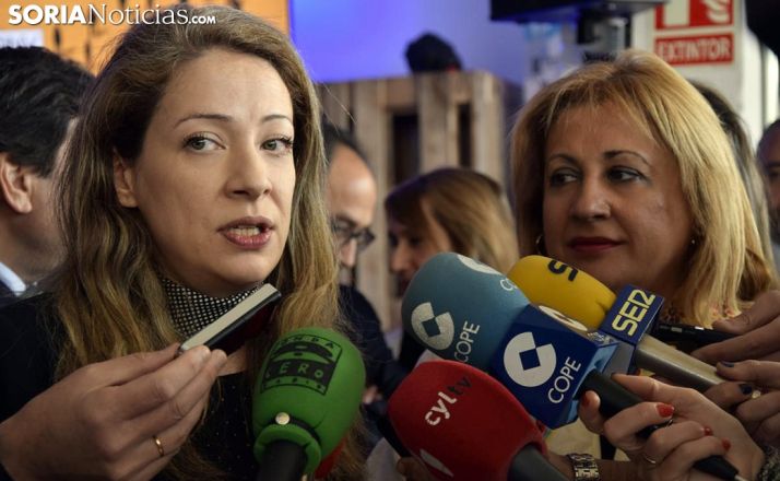 Edelmira Barreira, con la subdelegada del Gobierno este miércoles. /José Herrero