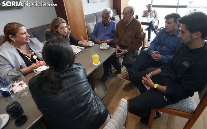 La comisionada conversa con miembros de la Plataforma. /SN