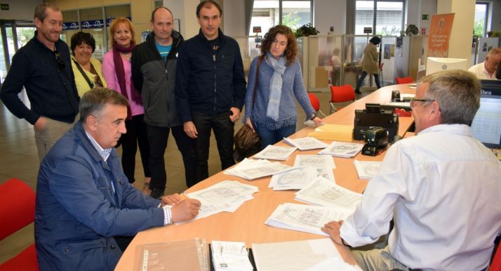 Mariano Prieto (sentado izda.) junto a compañeros del sindicato en la entrega de las firmas. /CSIF