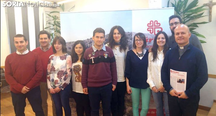 Ramírez, (dcha.) con voluntarios y trabajadores de Cáritas. /SN