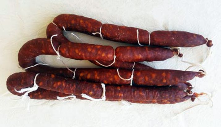 Tallos de este embutido elaborados en Ágreda. /tradiciontierradeagreda.com