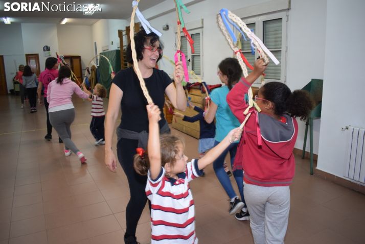Grupo de danzantes en uno de los ensayos, en el gimnasio de la Policía Local.