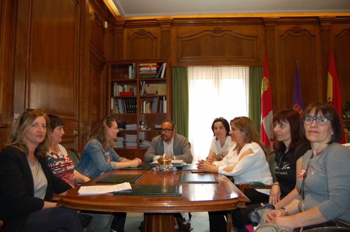 Reunión de Luis Rey, presidente de la Diputación, con las trabajadoras sociales. 