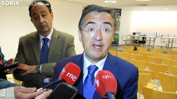 Marinero, ante los medios de comunicación acompañado por el delegado territorial de la Junta. /SN