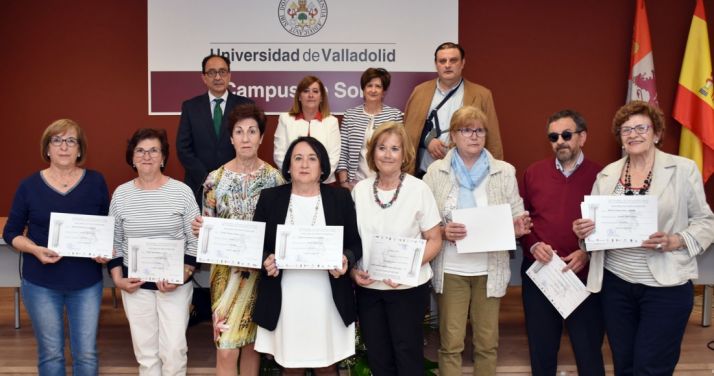 Los alumnos que han concluido el ciclo con sus diplomas. /Jta.