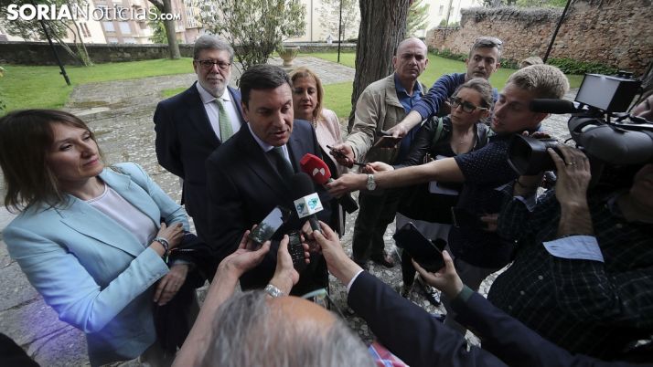 El consejero en su comparecencia ante los medios de comunciación, en presencia de Lucas, Aparicio y De Gregorio. /SN