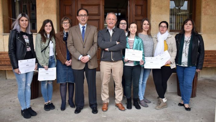 Participantes en el taller de Almazán, con la responsable del Ecyl, el delegado de la Junta y el alcalde. 
