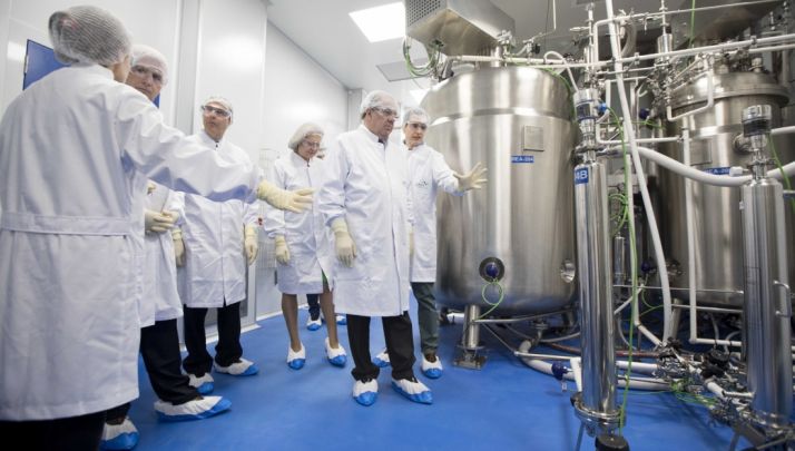 El presidente de la Junta en la visita a AMRI. /Jta.