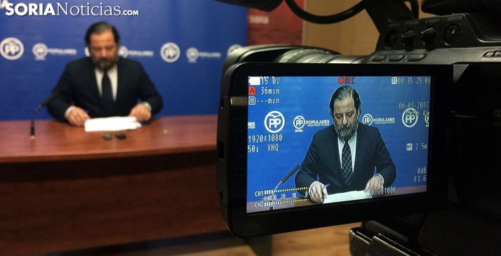 El concejal del PP José Manuel Hernando en rueda de prensa. /SN