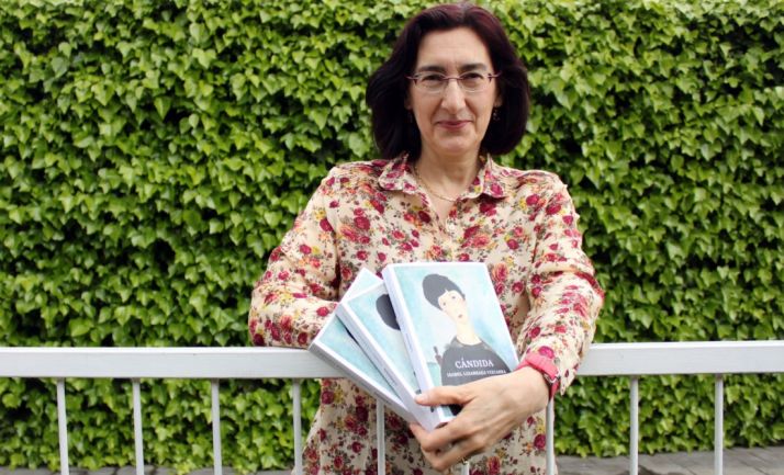 La escritora, con su obra. 