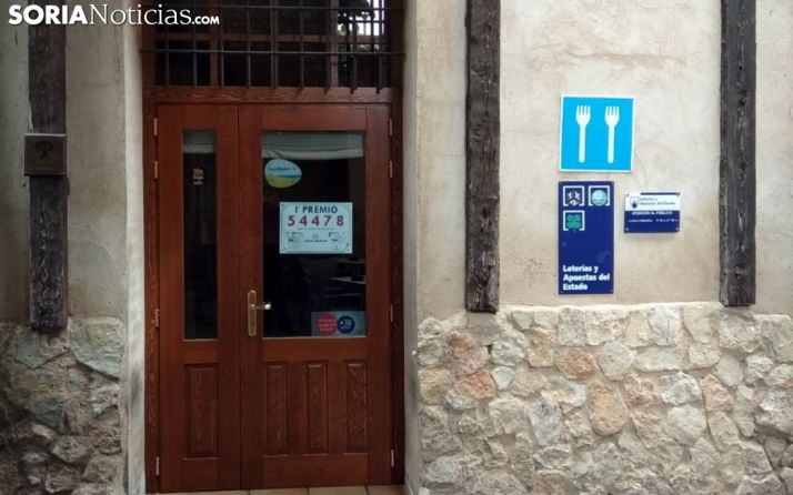La entrada al establecimiento con el cartel del número premiado. /SN