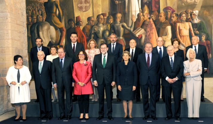 Los galardonados, con dirigentes del Gobierno y de la Junta. /Jta.