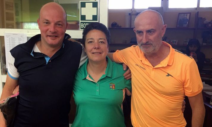 La pareja ganadora (izda.) junto con uno de los organizadores de la prueba. 