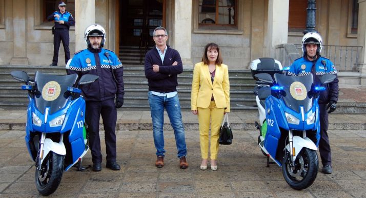 Las dos motocicletas en la plaza Mayor este lunes. /Ayto.