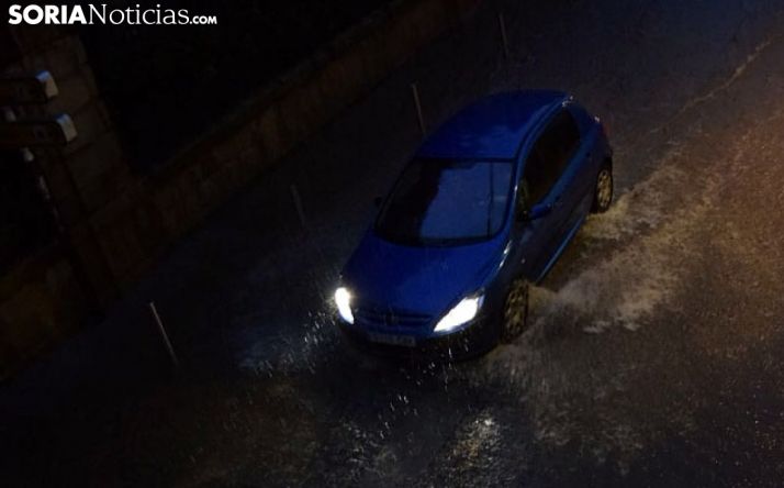 Un vehículo atraviesa Nicolás Rabal durante la tarde-noche de este domingo. /José Herrero