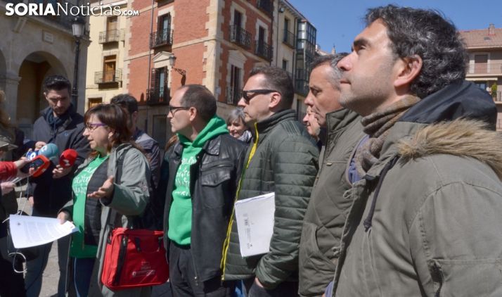 Miembros de la plataforma este jueves antes de registrar la petición. /SN