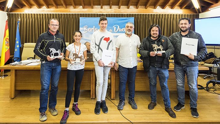 Los premiados con sus trofeos. /Afomic