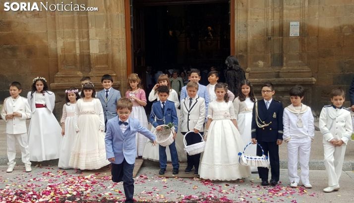 Los niños a la salida del templo este jueves. /Ainalb Alomar