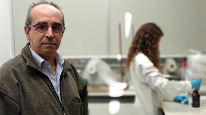 Rafael Pardo, director del Departamento de Química Analítica, en un laboratorio de la Facultad de Ciencias. /UVa