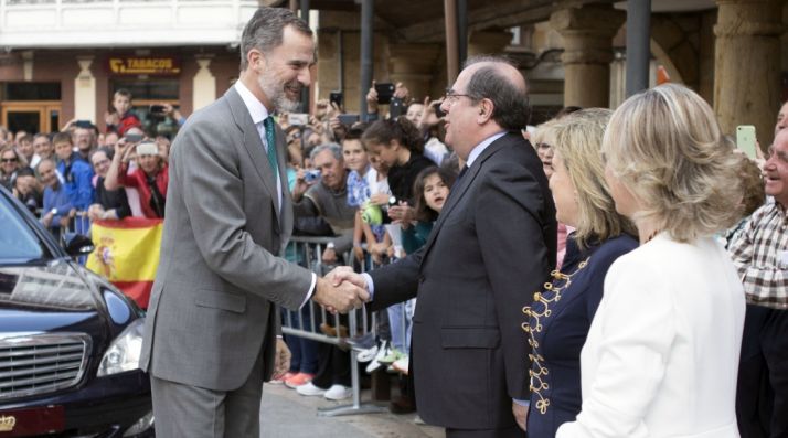 El Rey, a su llegada a la localidad. /Jta.