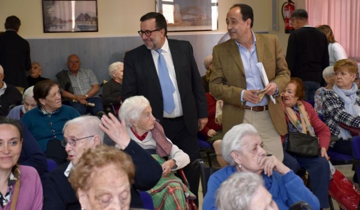 El delegado de la Junta (dcha.) con el director del centro este jueves. /Jta.
