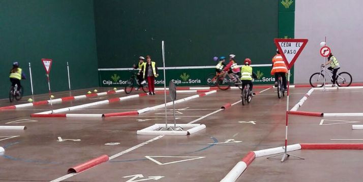 El parque infantil de tráfico habilitado en el polideportivo