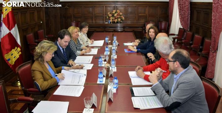 Reunión entre la plataforma ciudadana y responsables estatales este viernes en la Subdelegación del Gobierno. /SN