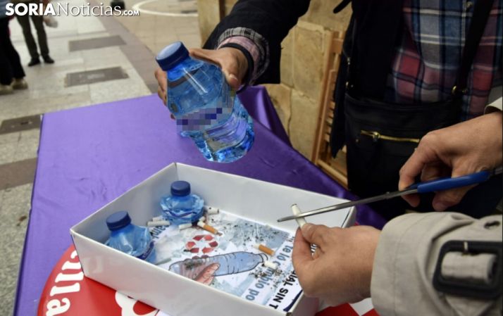 Un fumador quiebra un cigarrillo a cambio de un botellín de agua. /José Herrero