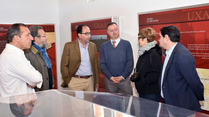 El delegado territorial (ctro.) junto con el alcalde en el aula del yacimiento. /Jta.