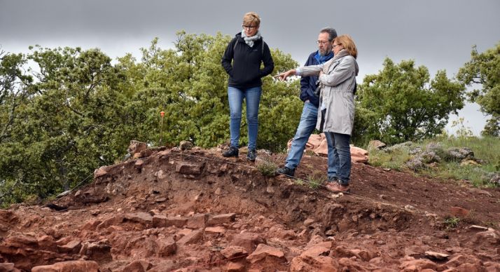 Elena Heras (izda.), Carlos de la Casa y Marian Arlegui en una de las áreas excavadas. /Jta.