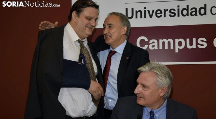 Ruiz recibe la felicitación de Largo en presencia de García-Medall. /José Herrero