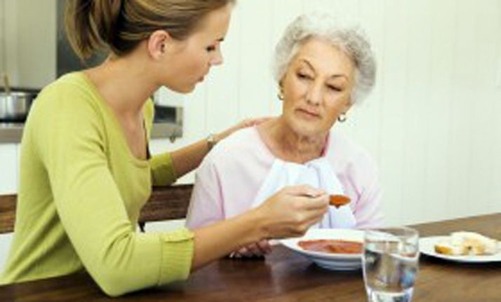 UGT y CCOO llaman a protestar a más de 5.000 empleados de ayuda a domicilio