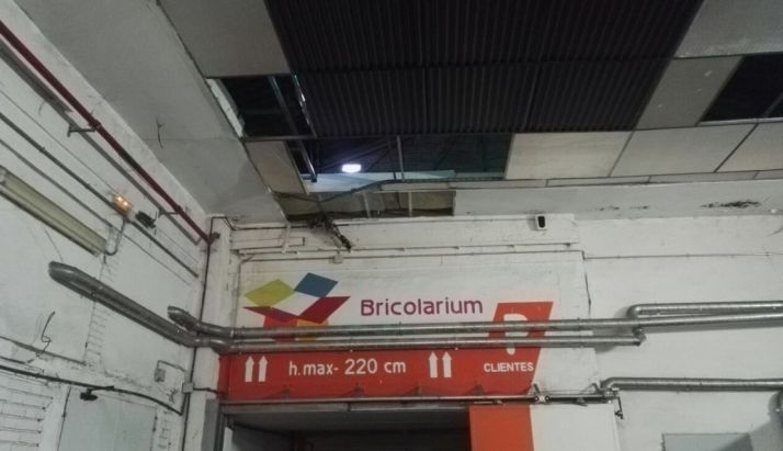 Un niño cae de un tejado cuando perseguía un gato