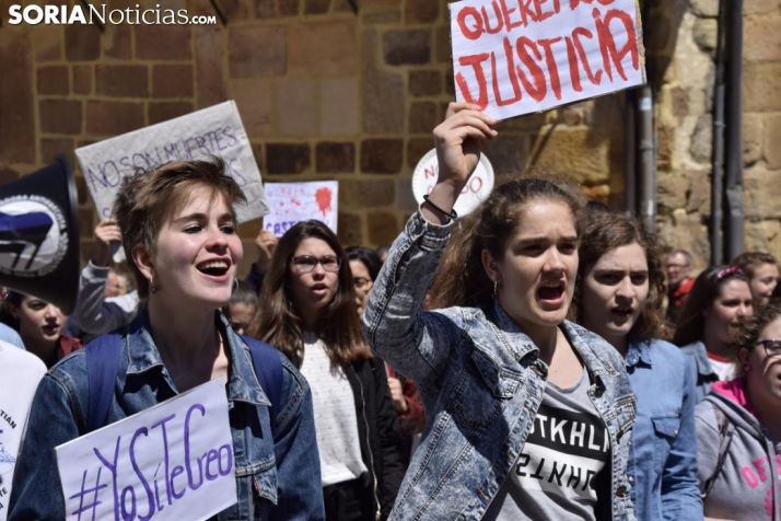 #Galería Una cincuentena de estudiantes recorre Soria contra la justicia patriarcal
