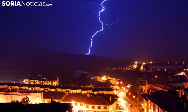 Madrugada de rayos, truenos y lluvia en la capital