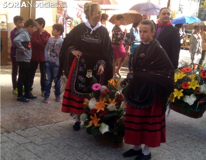 Una imagen de la comitiva floral antes de llegar santuario de la Virgen de los Milagros. /Ainalb Alomar