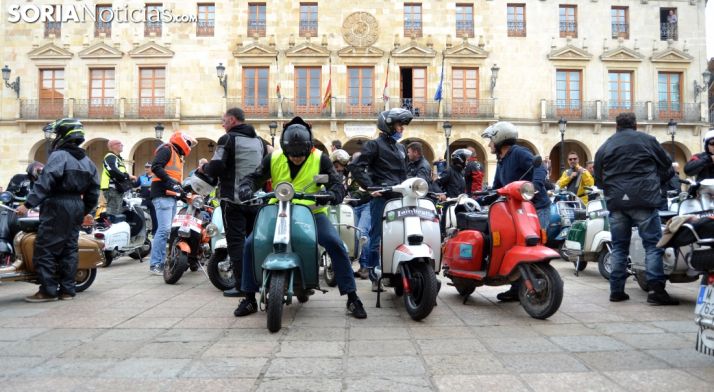 Una imagen de la llegada de las motocicletas a la plaza Mayor de la capital. /SN