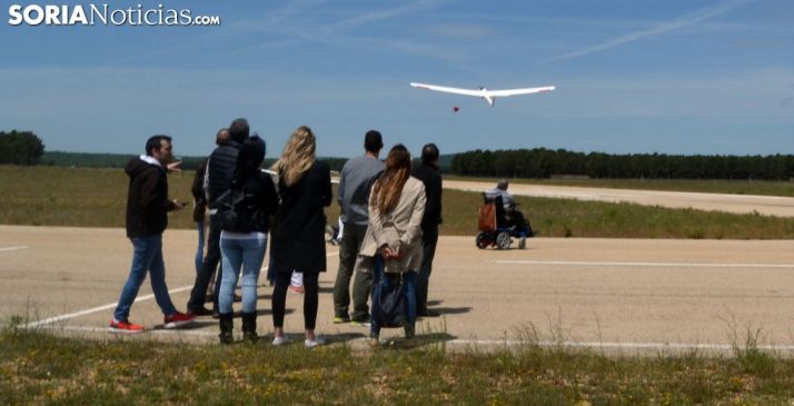 Participantes de ‘Encuentro por la integración’ en el aeródromo durante el despegue de una vela. /SN