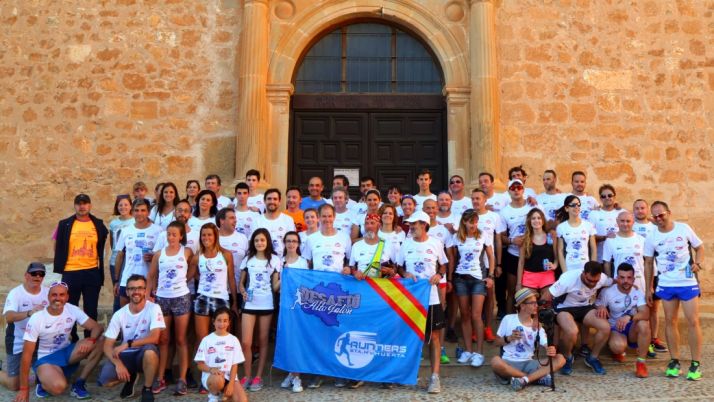 Los relevistas ante la puerta del monasterio de Huerta. 