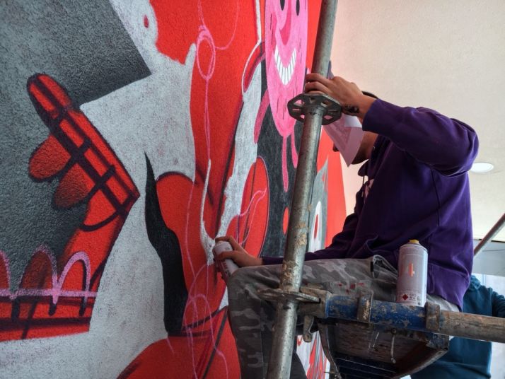 El mural del Certamen de Creación Joven va tomando forma