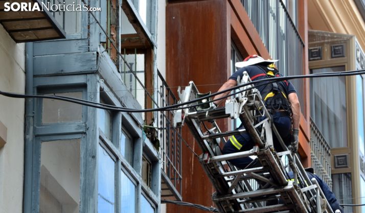 Un bombero ayer martes en una fachada del Collado. /SN