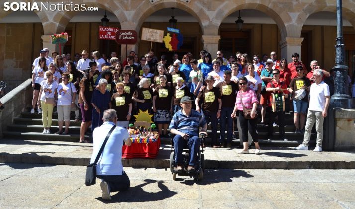 Una imagen del grupo en las escaleras del ayuntamiento. /SN