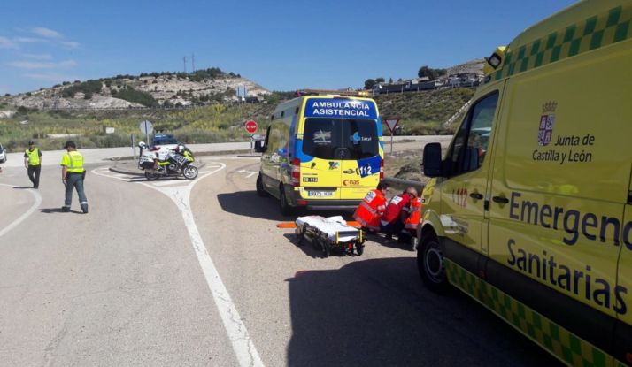 Las asistencias atendiendo al trabajador herido. /Subdeleg.