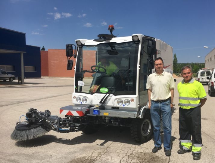 El alcalde de El Burgo de Osma, junto a un operario, presenta la barredora. Ayuntamiento de El Burgo de Osma