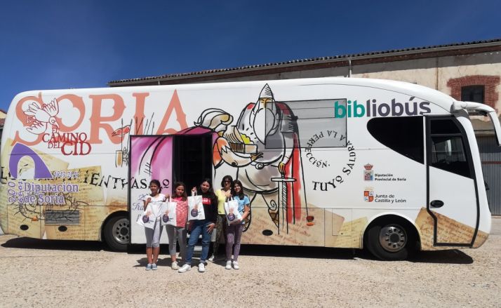 Uno de los dos bibliobuses en una localidad soriana. /Dip.